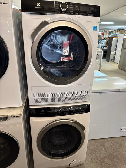 Laveuse ELFW4222AW  à vapeur à chargement frontal 2,4 pi³ et sécheuse ELFE422CAW  électrique à vapeur 4 pi³ d'Electrolux - Blanc