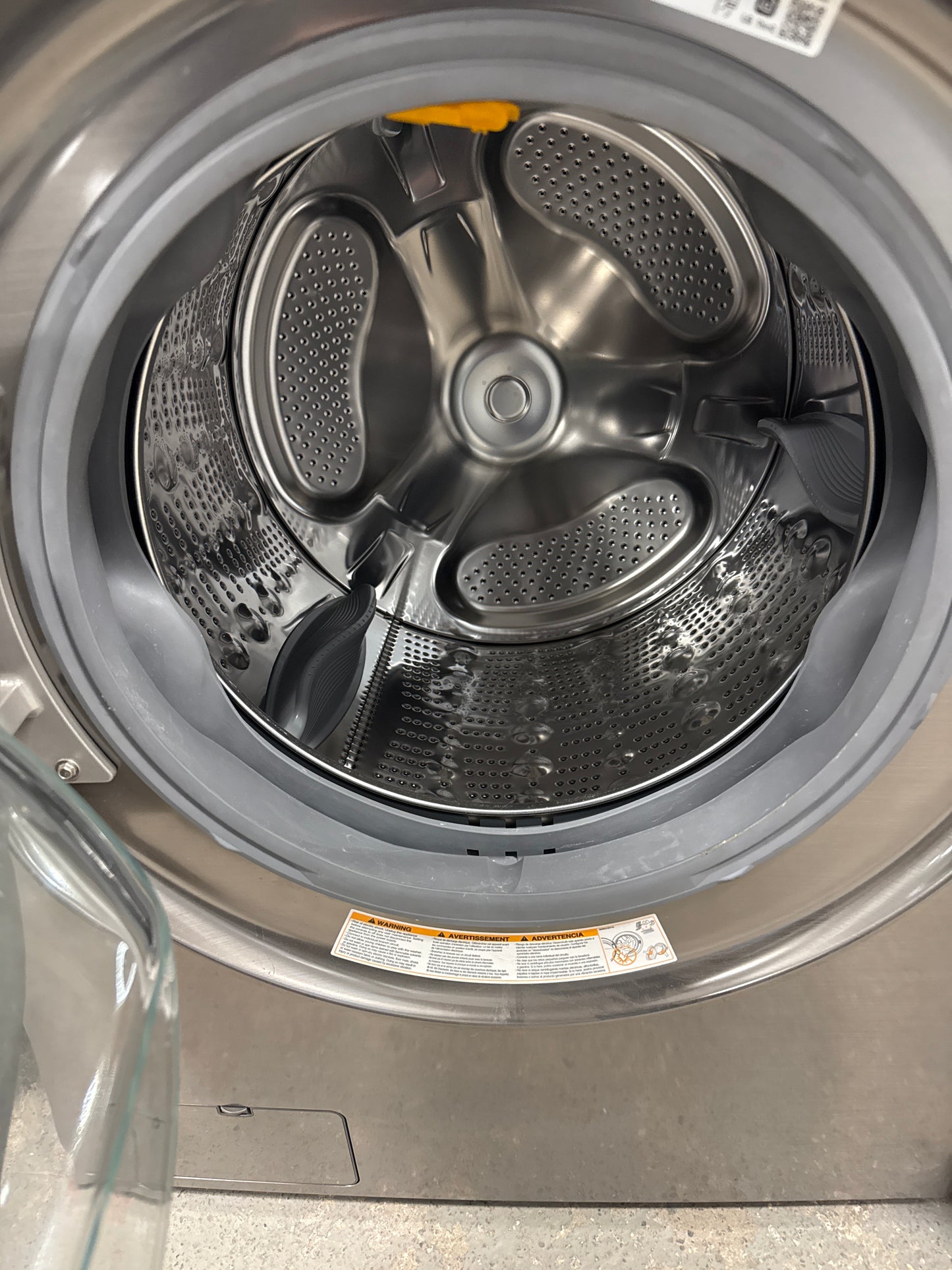 Laveuse à vapeur à chargement frontal WM5500HVA haute efficacité de 5,2 pi³ et sécheuse électrique DLEX5500V de 7,4 pi³ de LG - Acier graphite