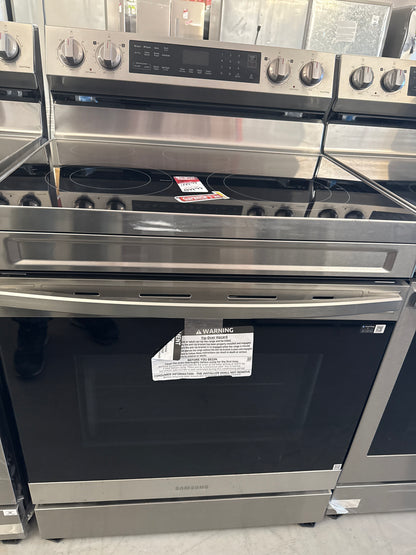 Cuisinière élec. autonome ventilateur conv. friture air 6,3 pi³ 30 po de Samsung (NE63A6511SR)-INOX