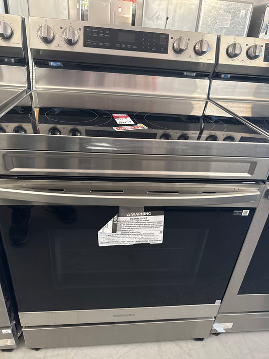 Cuisinière élec. autonome ventilateur conv. friture air 6,3 pi³ 30 po de Samsung (NE63A6511SR)-INOX