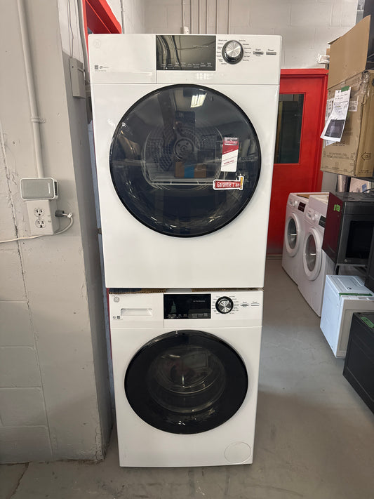 Laveuse (GFW148SSMWW) à vapeur à chargement frontal de 2,8 pi³ et sécheuse (GFD14JSINWW) électrique de 4,1 pi³ de GE - Blanc