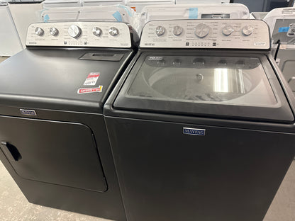 Laveuse maytag MTW5605RU à chargement par le haut HE 5,4 pi³ et sécheuse maytag MGD5605RU à gaz à vapeur 7 pi³ Pet Pro de Maytag - Noir volcan