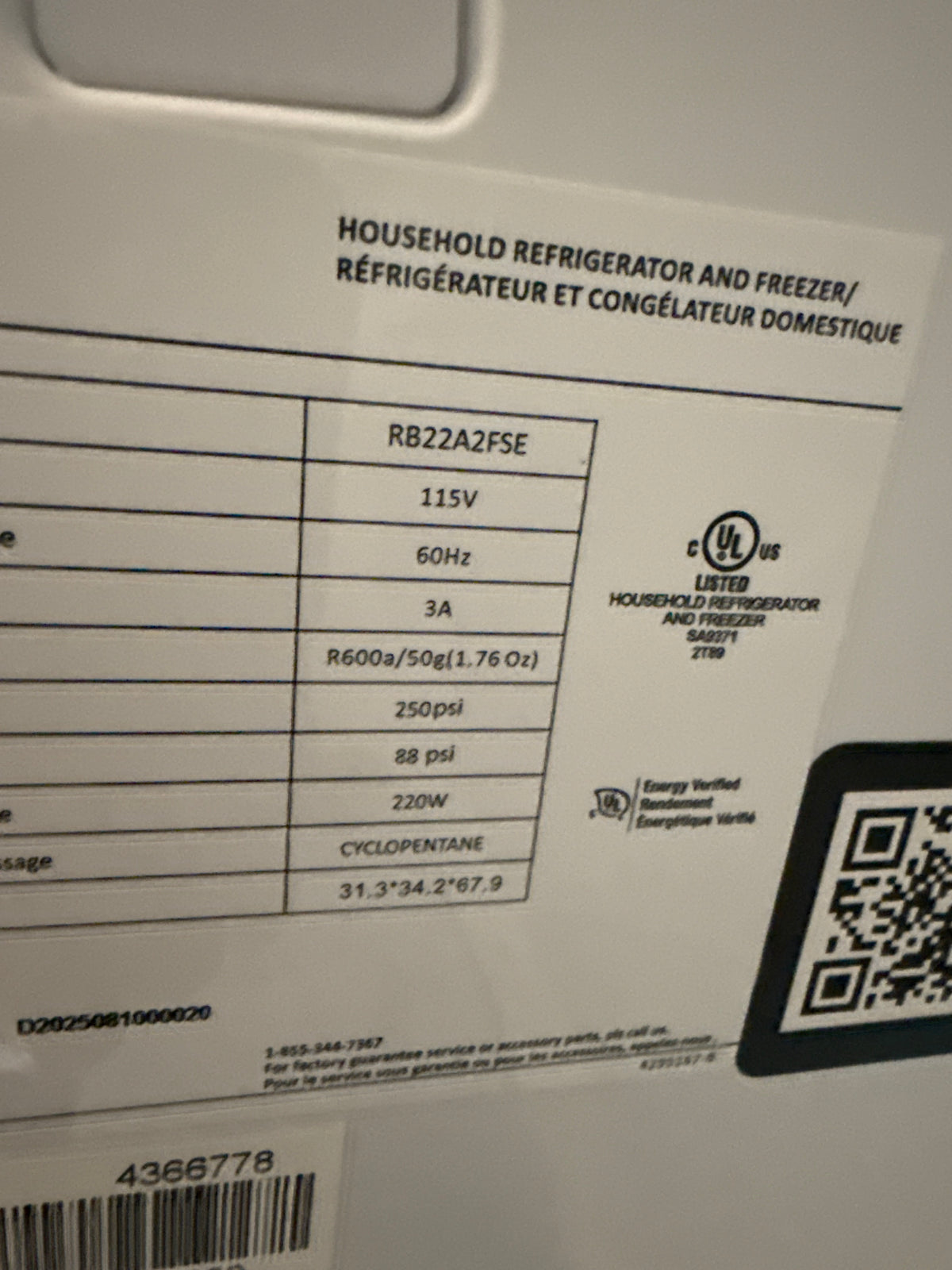 Hisense Réfrigerateur 32po. 22 Pi.Cu. à congélateur inférieur en acier inoxidable résistant aux empreintes digitales - ENERGY STAR® RB22A2FSE