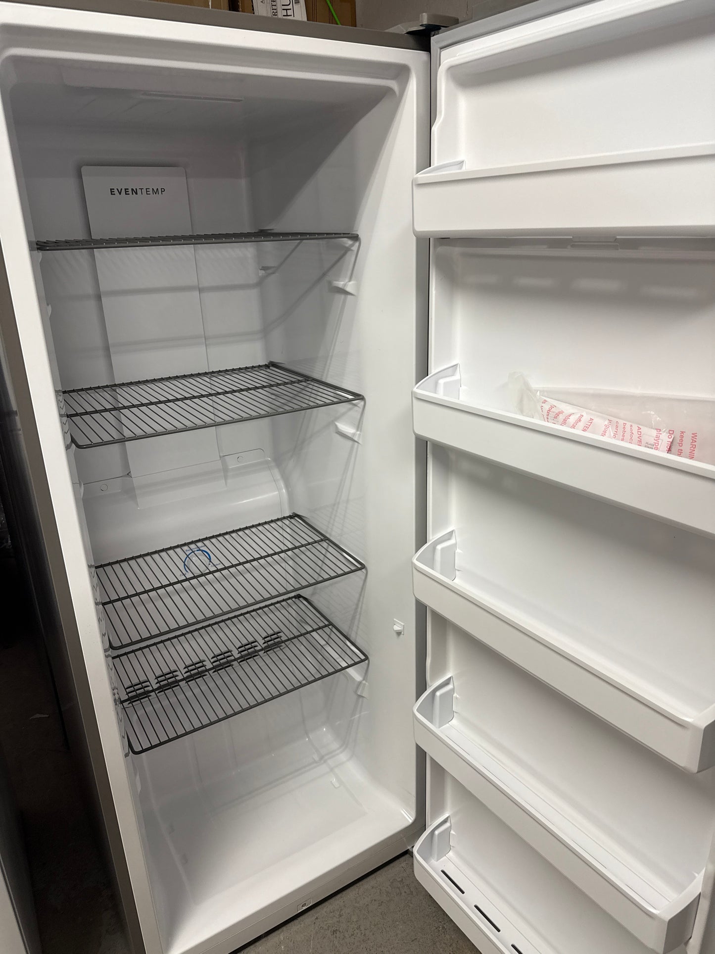 Congélateur vertical sans dégivrage de 15,5 pi³ de Frigidaire (FFFU16F2VV) - INOX