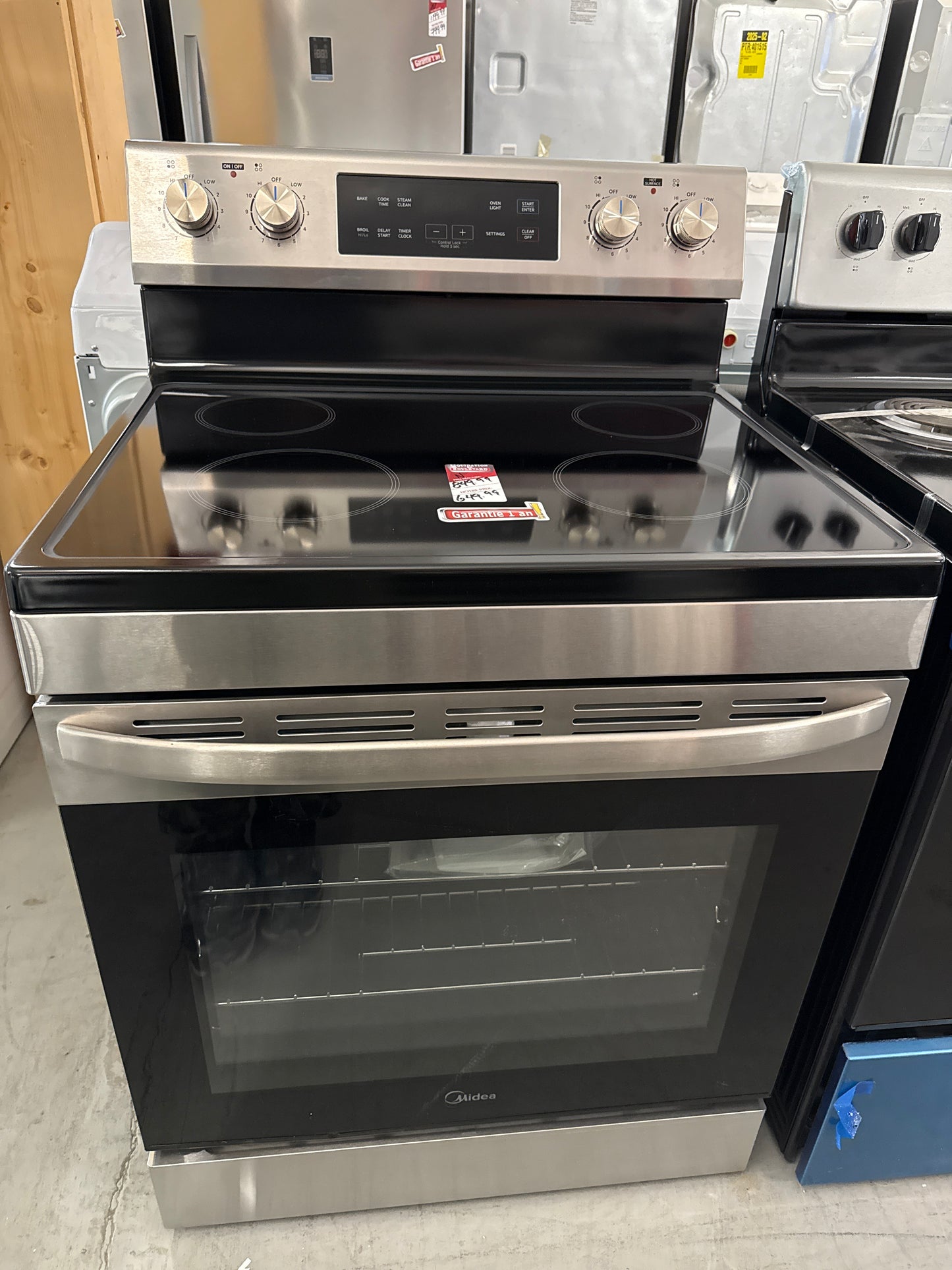 Cuisinière électrique autoportante à 4 brûleurs Midea 30 l. x 46,18 h. x 27 p. 6,3 pi³ en acier inoxydable MER30B14ASTC