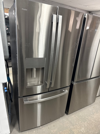 Réfrigérateur deux portes/profondeur comptoir 17,5 pi³ 33 po Profile de GE (PYE18HYRBFS) - INOX