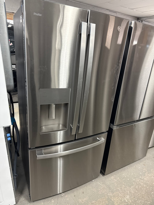 Réfrigérateur deux portes/profondeur comptoir 17,5 pi³ 33 po Profile de GE (PYE18HYRBFS) - INOX