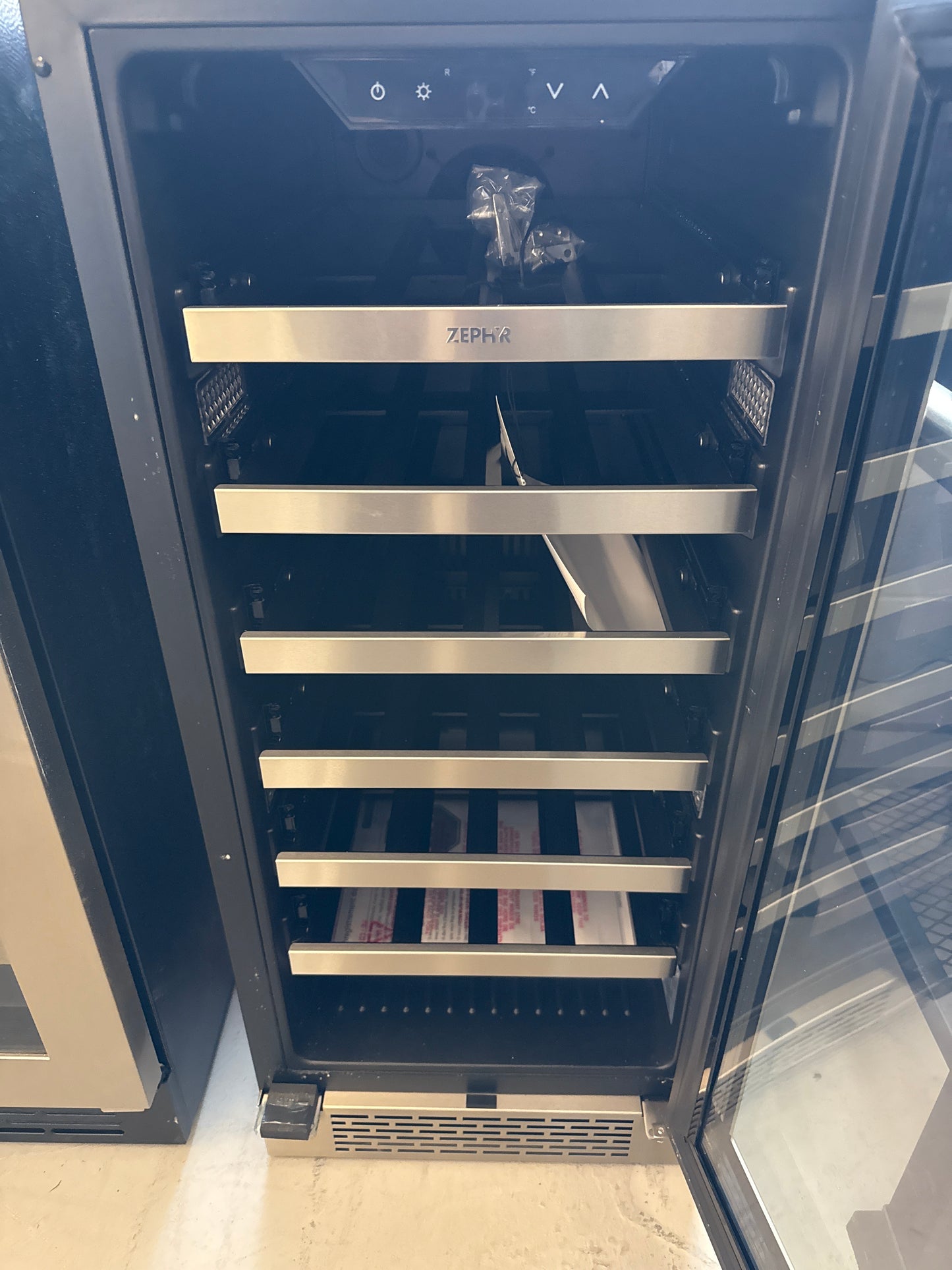 Cellier encastré 27 bouteilles Zephyr PRW15C01CG