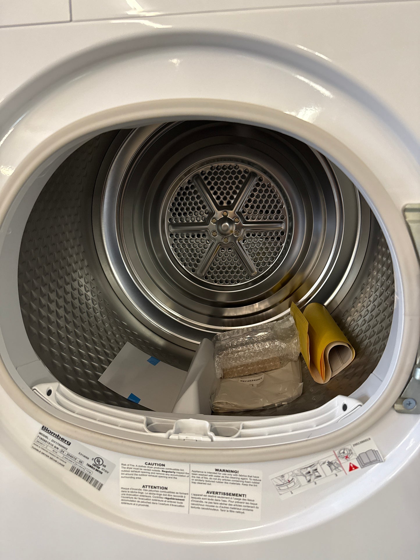 Blomberg - Sécheuse Électrique 24 Po. Chargement frontal Modèle DV17600W2