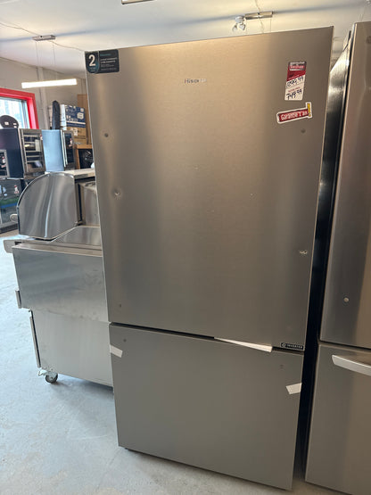 Hisense Réfrigerateur 32po. 22 Pi.Cu. à congélateur inférieur en acier inoxidable résistant aux empreintes digitales - ENERGY STAR® RB22A2FSE