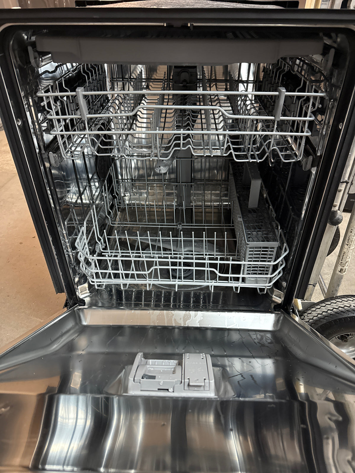 Lave-vaisselle encastrable 24 po 50 dB avec troisième panier de LG (LDFC3532S) - Acier inoxydable