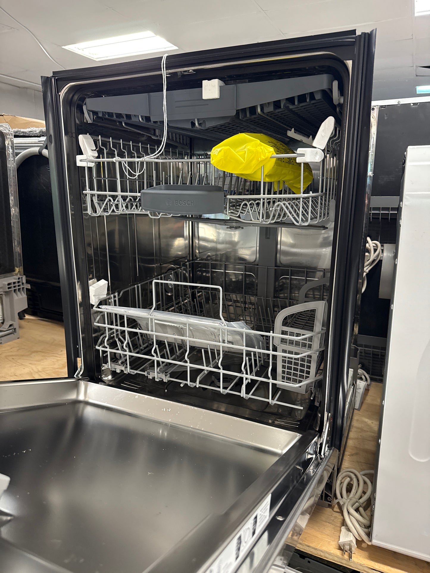 Lave-vaisselle encastrable 24 po 46 dB avec troisième panier série 300 de Bosch (SHE53C85N) - Inox