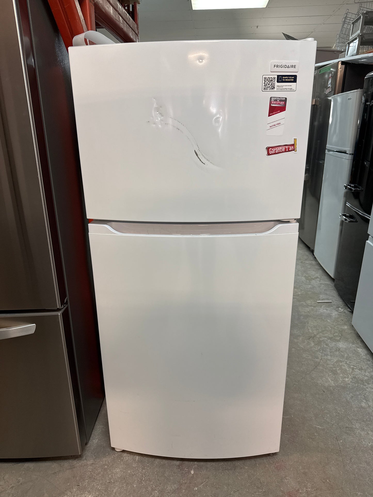 Réfrigérateur à congélateur supérieur 14 pi³ 28 po de Frigidaire (FFHT1425VW) - Blanc