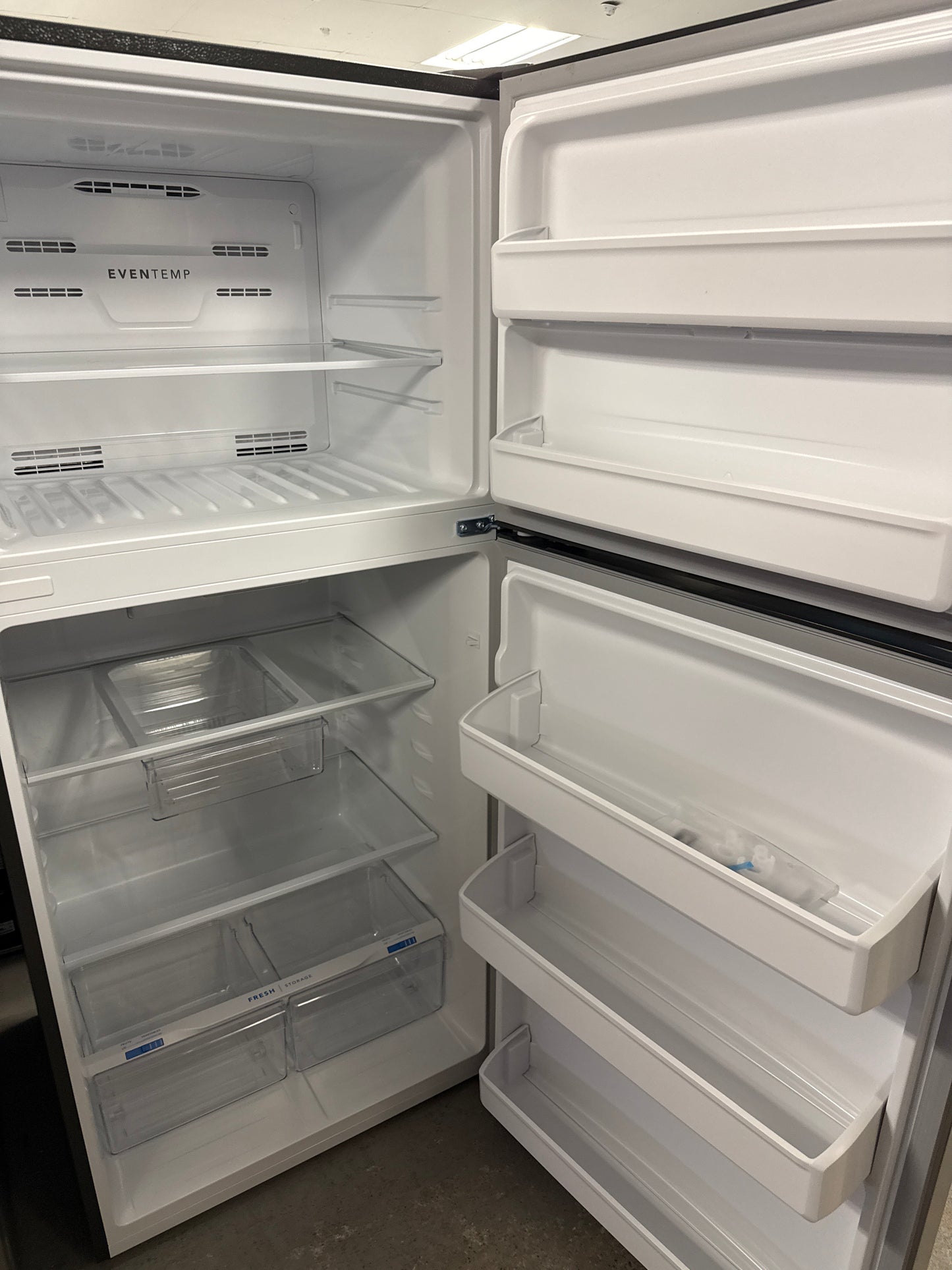 Réfrigérateur à congélateur en haut Frigidaire, porte réversible à fermeture automatique, 30 po, 18 pi³, acier inoxydable / FRTE1835AV