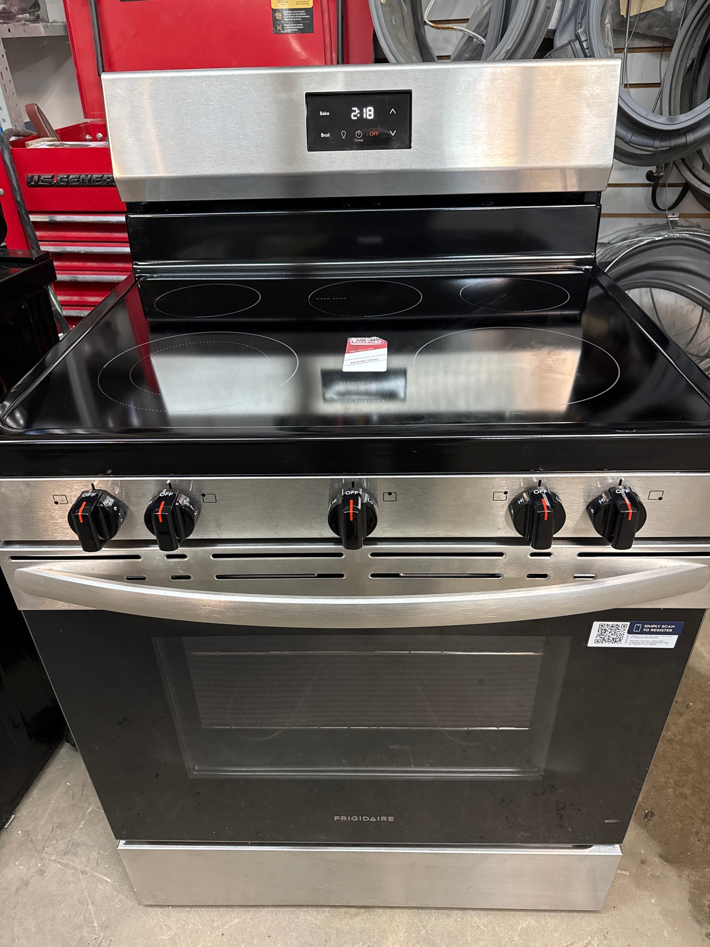 Cuisinière électrique autonome à 5 éléments de 5,3 pi³ et 30 po de Frigidaire (FCRE305CBS) - Inox