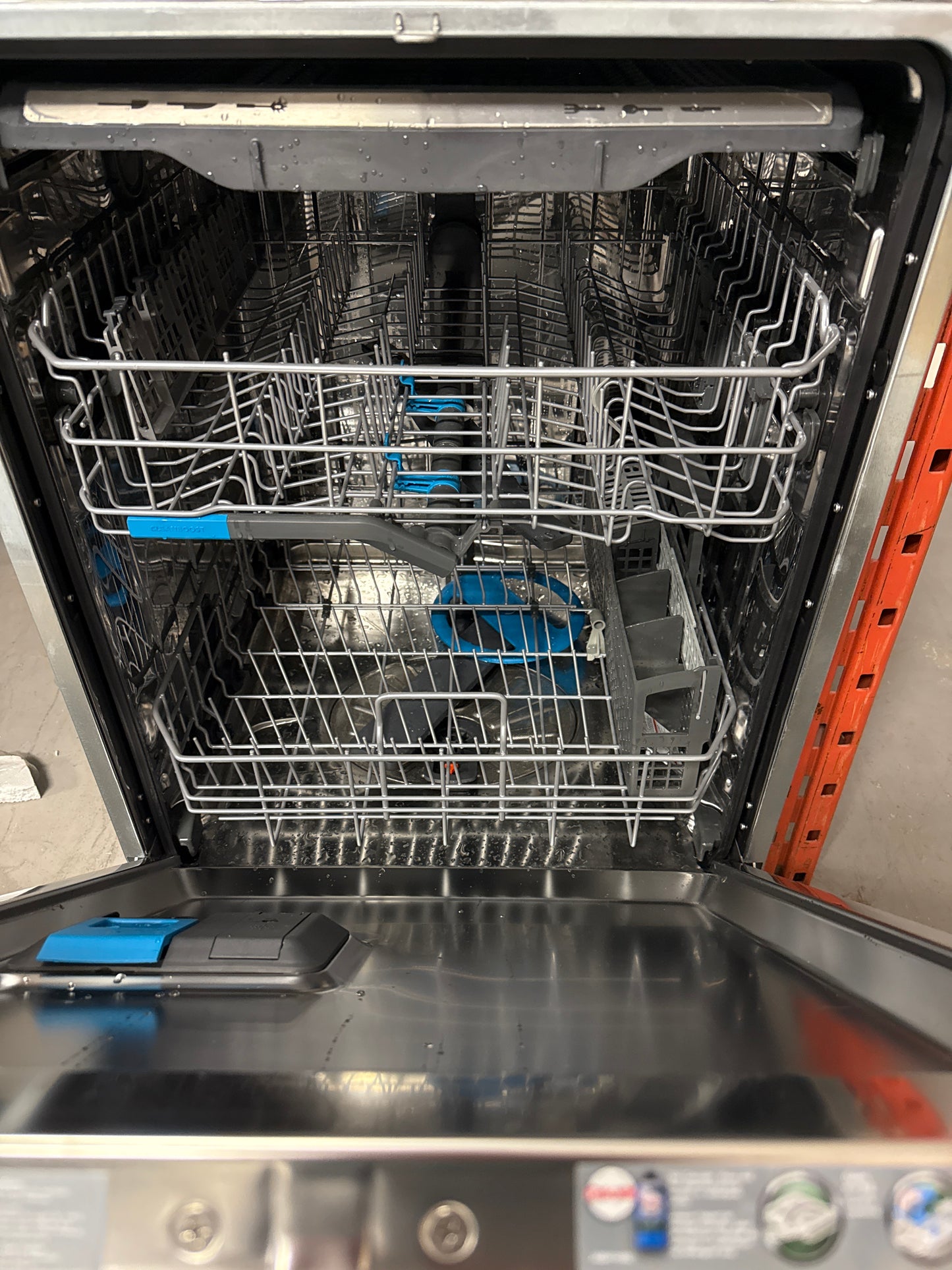 Lave-vaisselle encastrable 24 po 47 dB avec cuve en acier inoxydable et 3e panier de Frigidaire (GDSH4715AF) - Inox