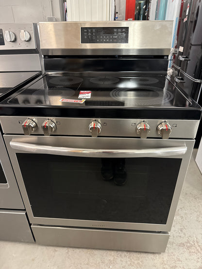 Cuisinière électrique autonome à 5 éléments de 5,3 pi³ et 30 po Gallery de Frigidaire (GCRE306CBF) - Inox