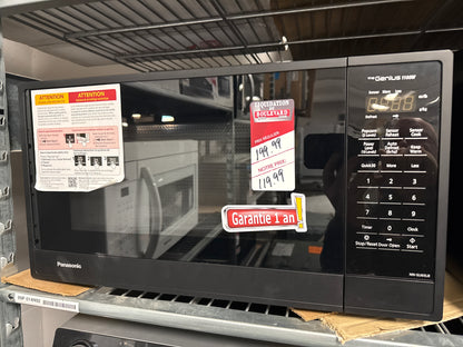 Panasonic NNSU65LB Genius Four à micro-ondes de taille moyenne 1,3 pi³, noir, 1100 W