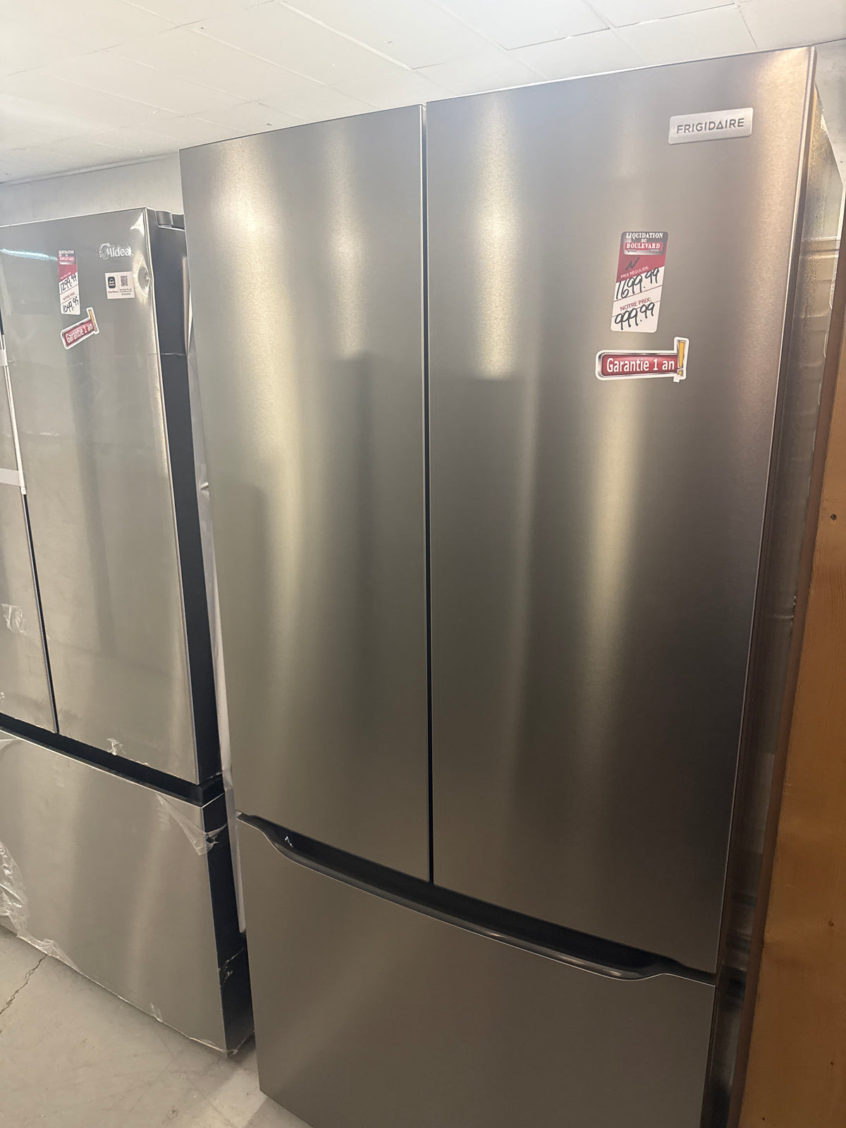 Réfrigérateur à deux portes de 19,6 pi³ de 33 po à distributeur d'eau de Frigidaire (FRFG2033AV) - Acier inoxydable