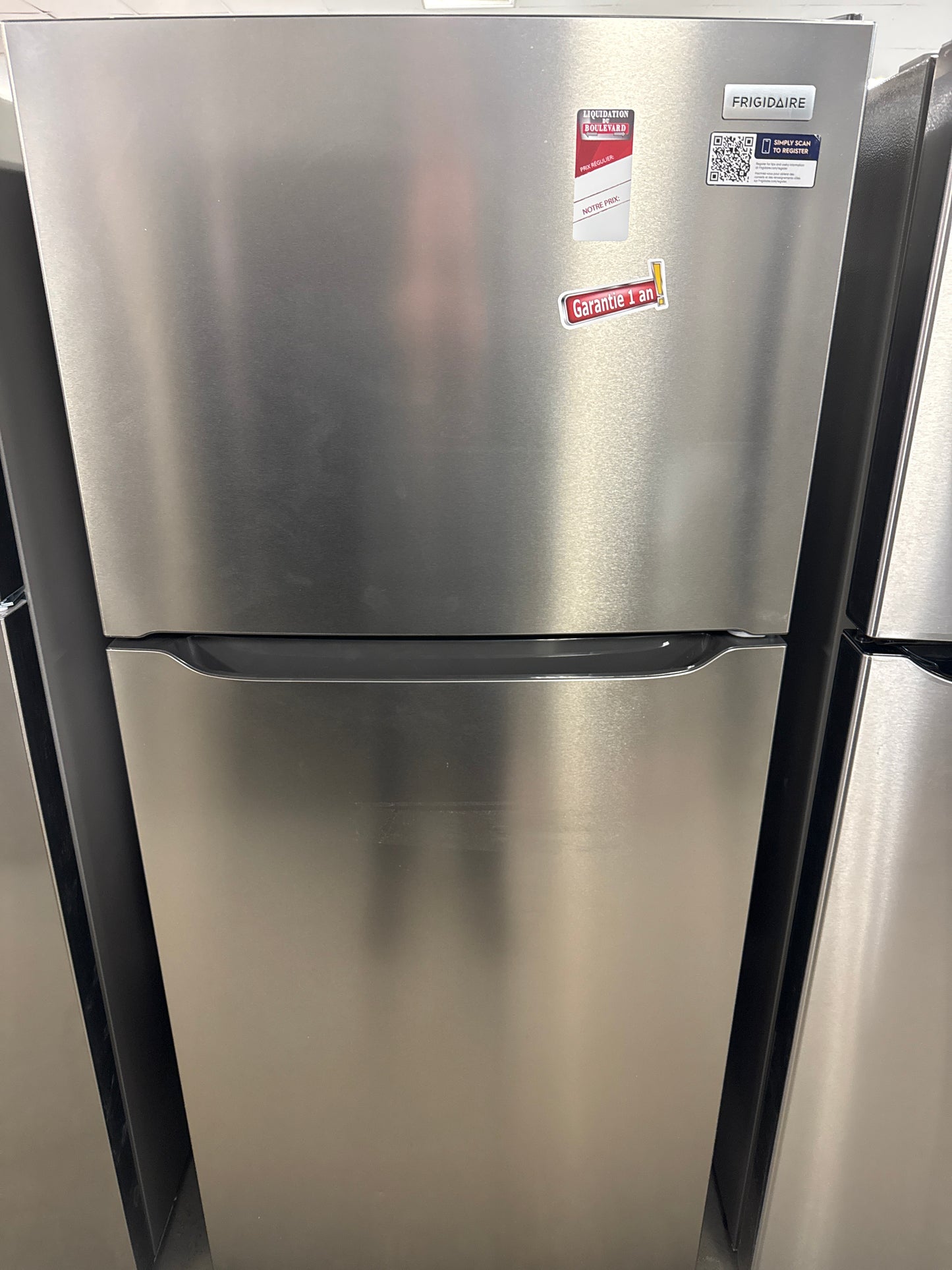 Réfrigérateur à congélateur en haut Frigidaire, porte réversible à fermeture automatique, 30 po, 18 pi³, acier inoxydable / FRTE1835AV