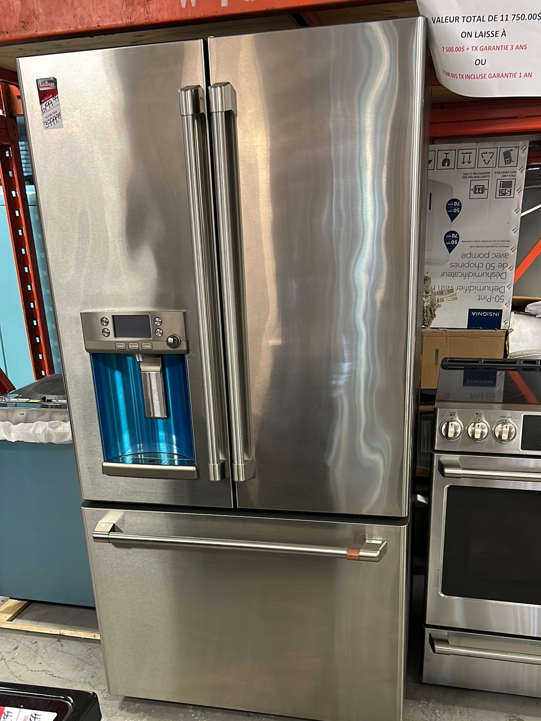 Café Réfrigérateur à porte française de 36 po, 22,2 pi3 Réfrigérateur à porte française de comptoir de 22,2 pi3 avec distributeur d'eau chaude en acier inoxydable. - CYE22TP2MS1