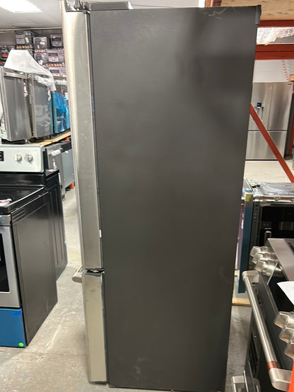 Café Réfrigérateur à porte française de 36 po, 22,2 pi3 Réfrigérateur à porte française de comptoir de 22,2 pi3 avec distributeur d'eau chaude en acier inoxydable. - CYE22TP2MS1