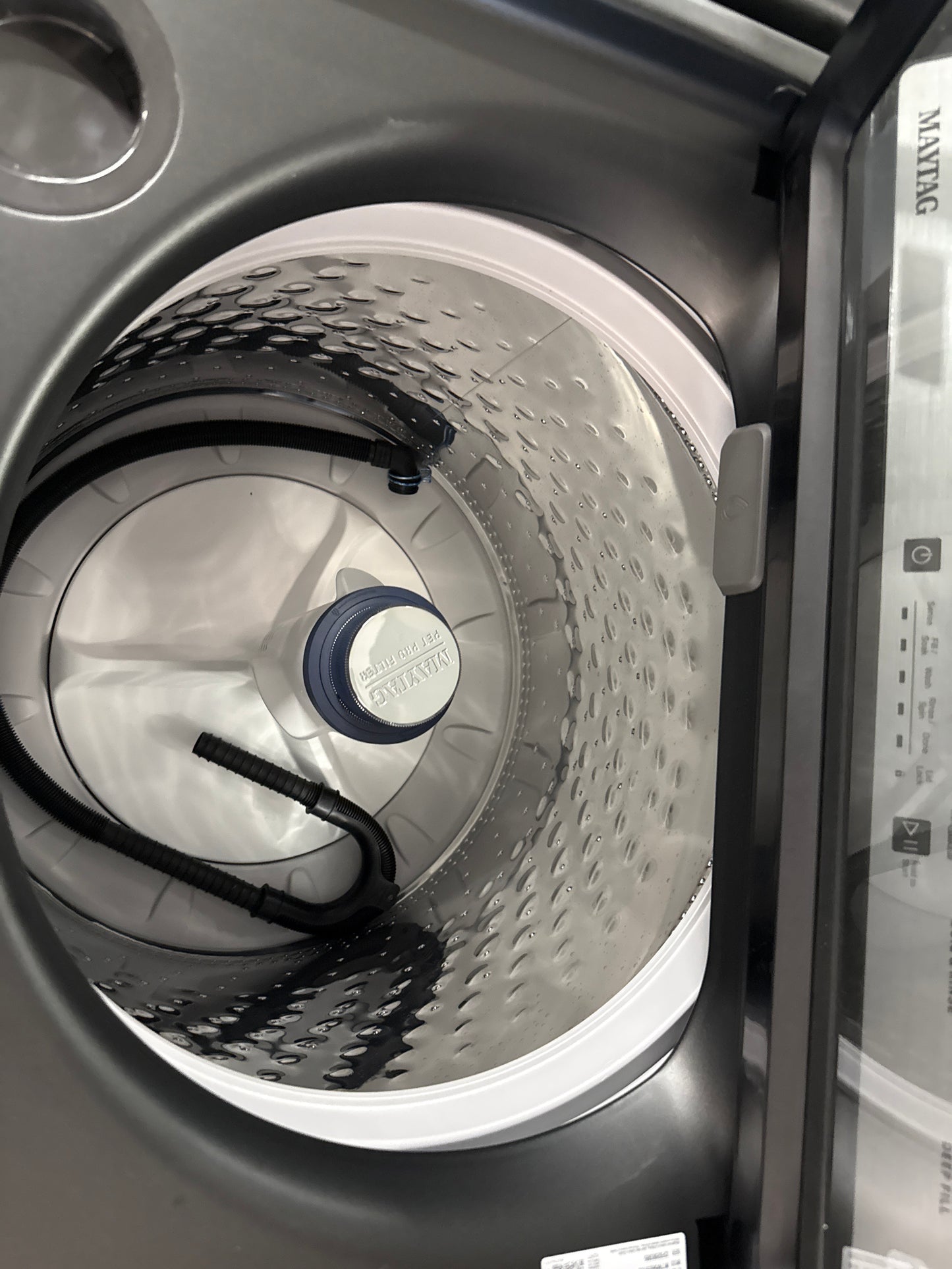 Laveuse maytag MTW5605RU à chargement par le haut HE 5,4 pi³ et sécheuse maytag MGD5605RU à gaz à vapeur 7 pi³ Pet Pro de Maytag - Noir volcan