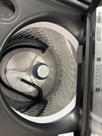 Laveuse maytag MTW5605RU à chargement par le haut HE 5,4 pi³ et sécheuse maytag MGD5605RU à gaz à vapeur 7 pi³ Pet Pro de Maytag - Noir volcan