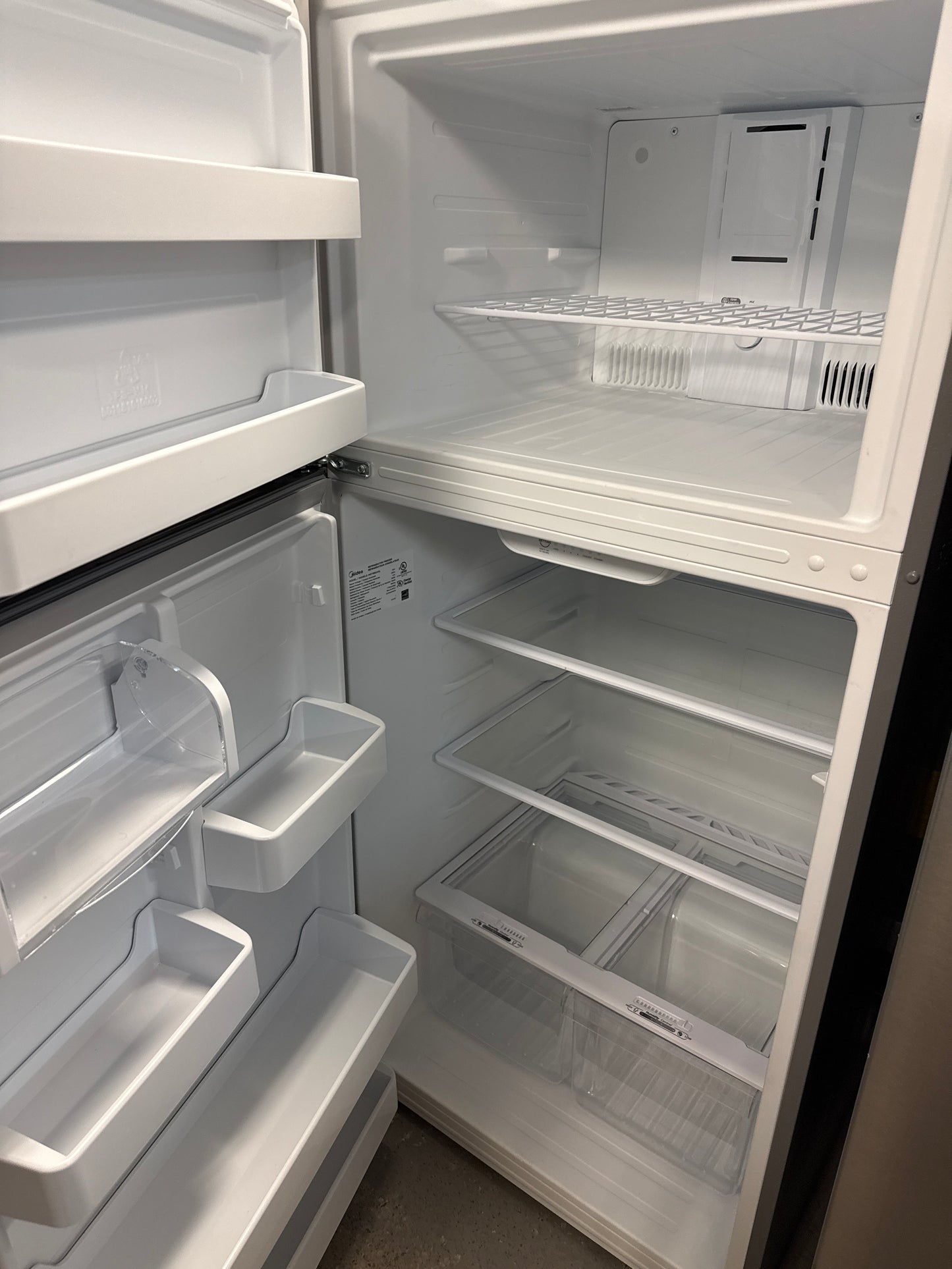 Réfrigérateur à congélateur supérieur Midea INOX de 18 pi³ 29.5 po x 66.6 po x 30.9 po éclairage MRT18B2ASL