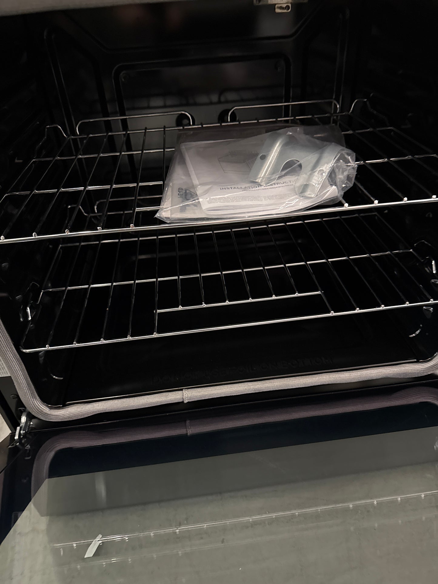 Cuisinière électrique autoportante à 4 brûleurs Midea 30 l. x 46,18 h. x 27 p. 6,3 pi³ en acier inoxydable MER30B14ASTC