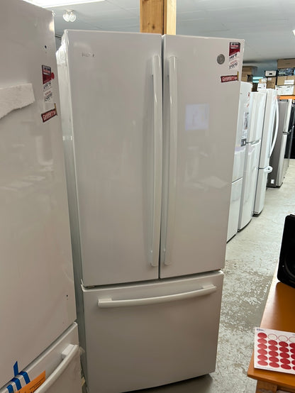 Réfrigérateur 2 portes 20,8 pi³ 30 po avec distributeur glaçons Profile de GE (PNE21NGLKWW) - Blanc