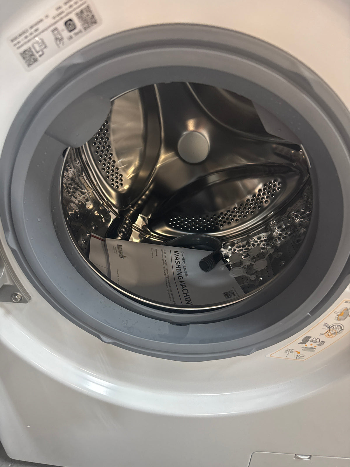 Laveuse vapeur 2,6 pi³ compacte HE à chargement frontal avec capteur IA de LG - Energy Star (WM1455HWA) - Blanc