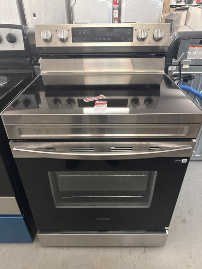 Samsung - Cuisinière électrique indépendante en acier inoxydable de 30 pouces et 6,3 pi³ avec friteuse à air  NE63F6510SS