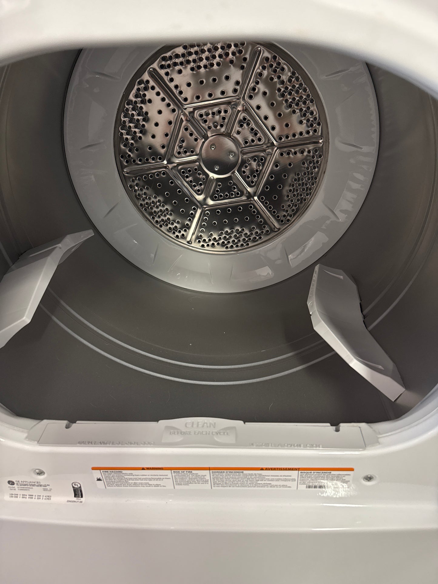 Laveuse GTW681BMRWS à chargement par le haut 5,3 pi³ et sécheuse GTD68EBMRWS électrique 7,4 pi³ de GE - BLANC