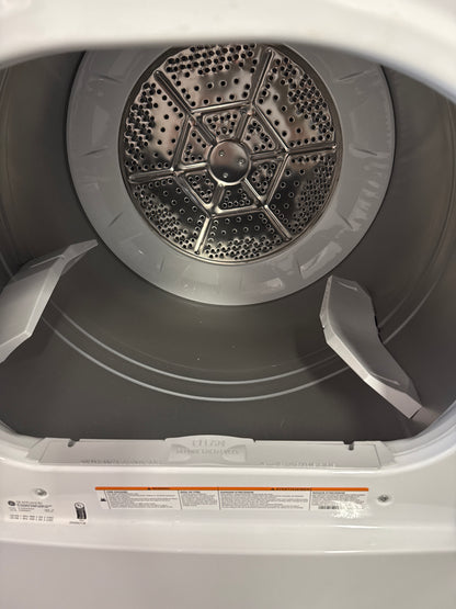 Laveuse GTW681BMRWS à chargement par le haut 5,3 pi³ et sécheuse GTD68EBMRWS électrique 7,4 pi³ de GE - BLANC