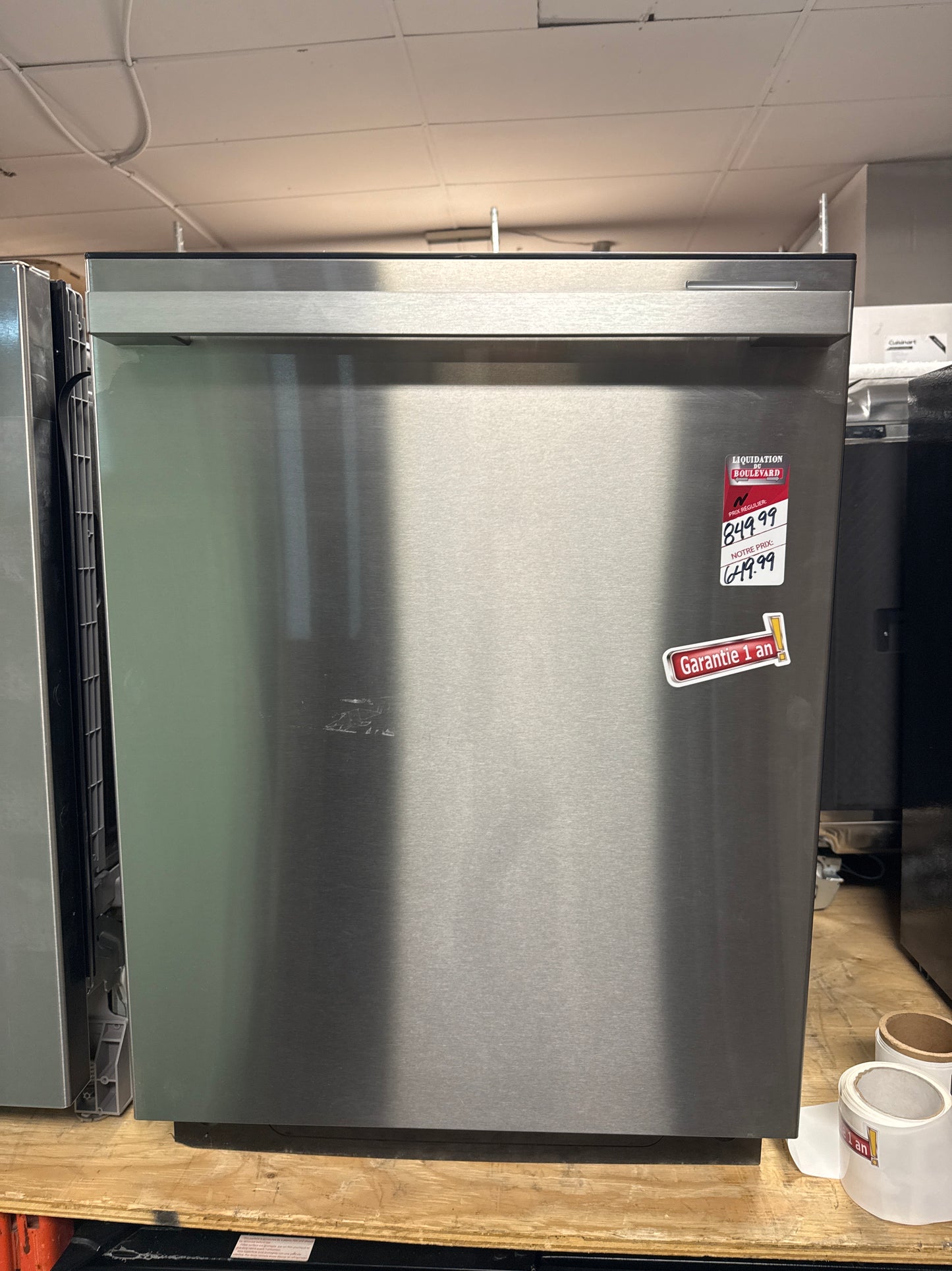 Lave-vaisselle encastrable 24 po Hisense 3 paniers à commandes dissimulées acier inoxydable 48 dB, ENERGY STAR® HDW63314SS