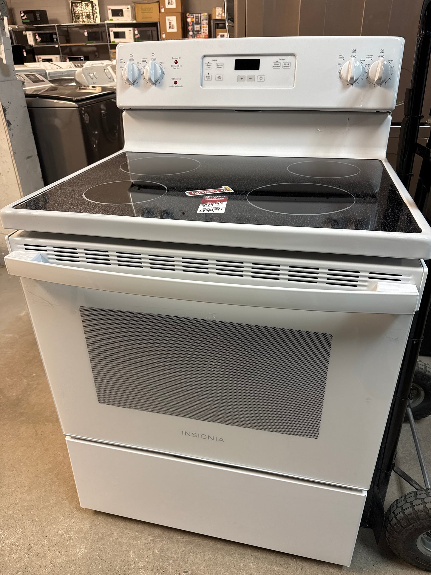 Cuisinière électrique 5 pi³ 30 po d'Insignia (NS-RNE4BMWH9-C)-Blanc sur blanc