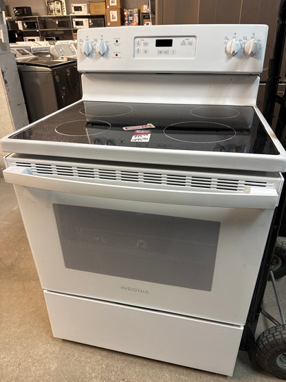 Cuisinière électrique 5 pi³ 30 po d'Insignia (NS-RNE4BMWH9-C)-Blanc sur blanc