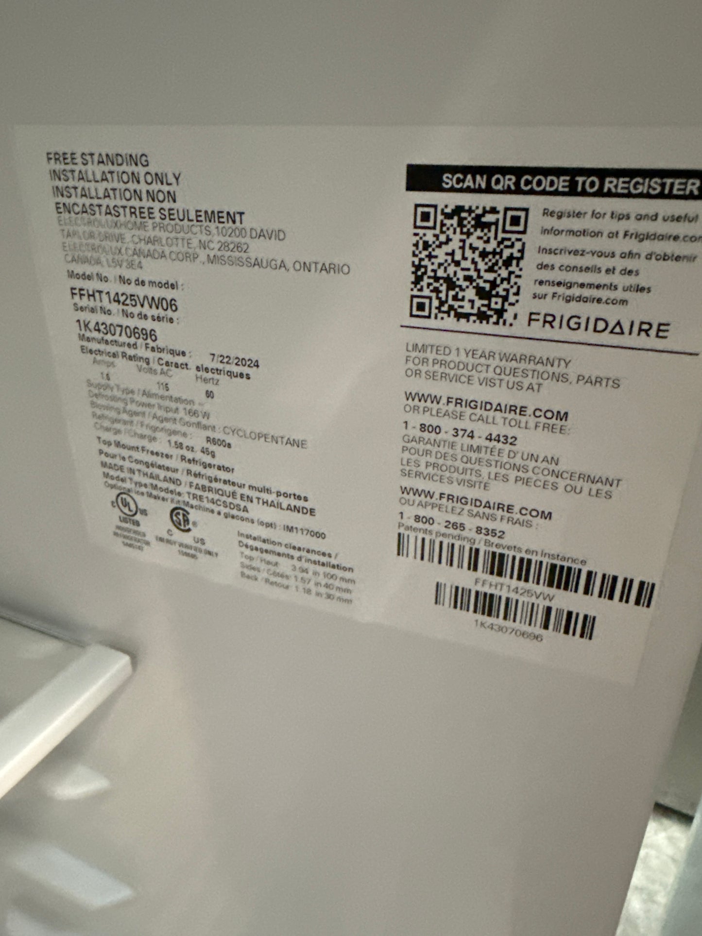 Réfrigérateur à congélateur supérieur 14 pi³ 28 po de Frigidaire (FFHT1425VW) - Blanc