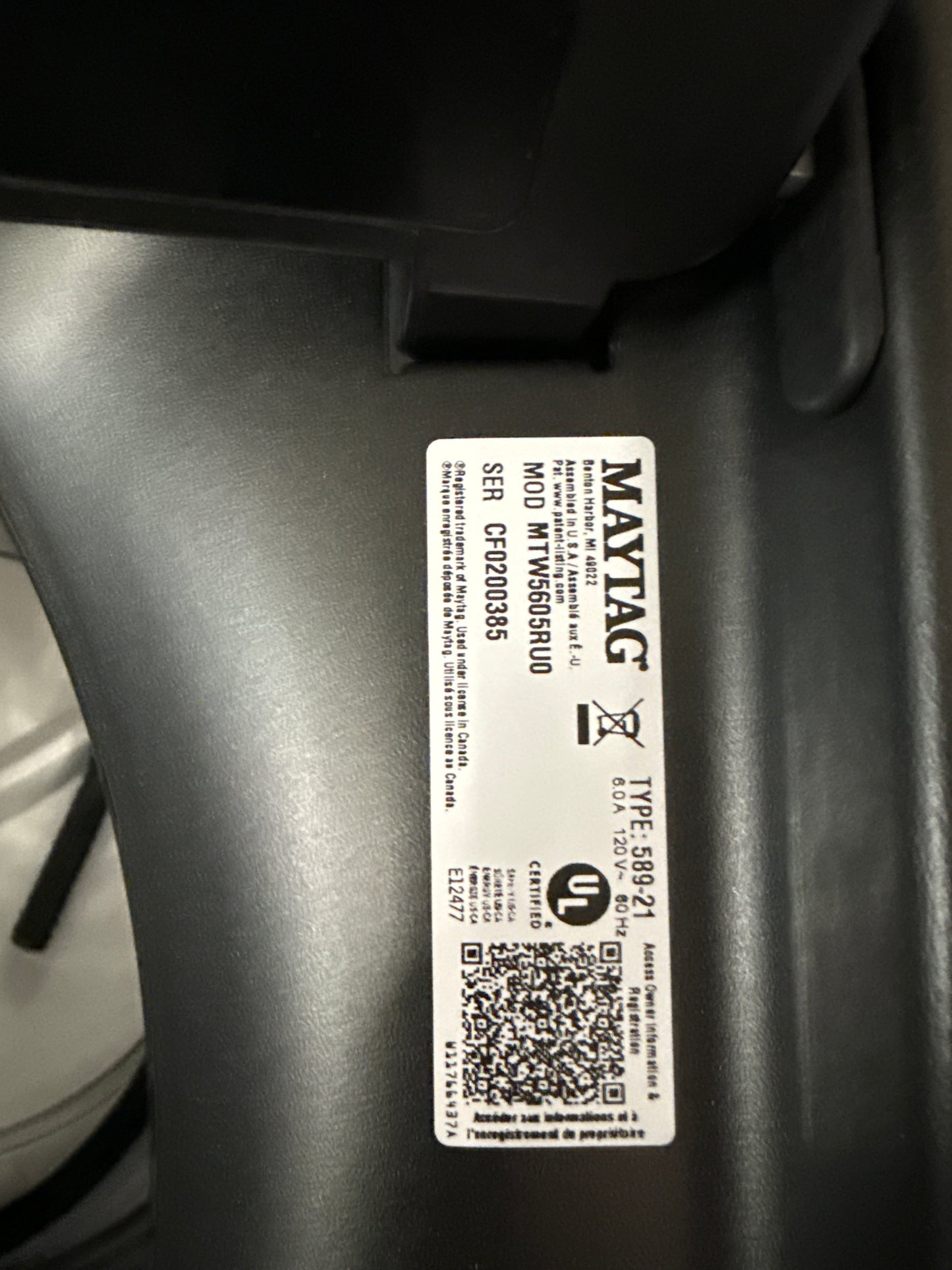 Laveuse maytag MTW5605RU à chargement par le haut HE 5,4 pi³ et sécheuse maytag MGD5605RU à gaz à vapeur 7 pi³ Pet Pro de Maytag - Noir volcan