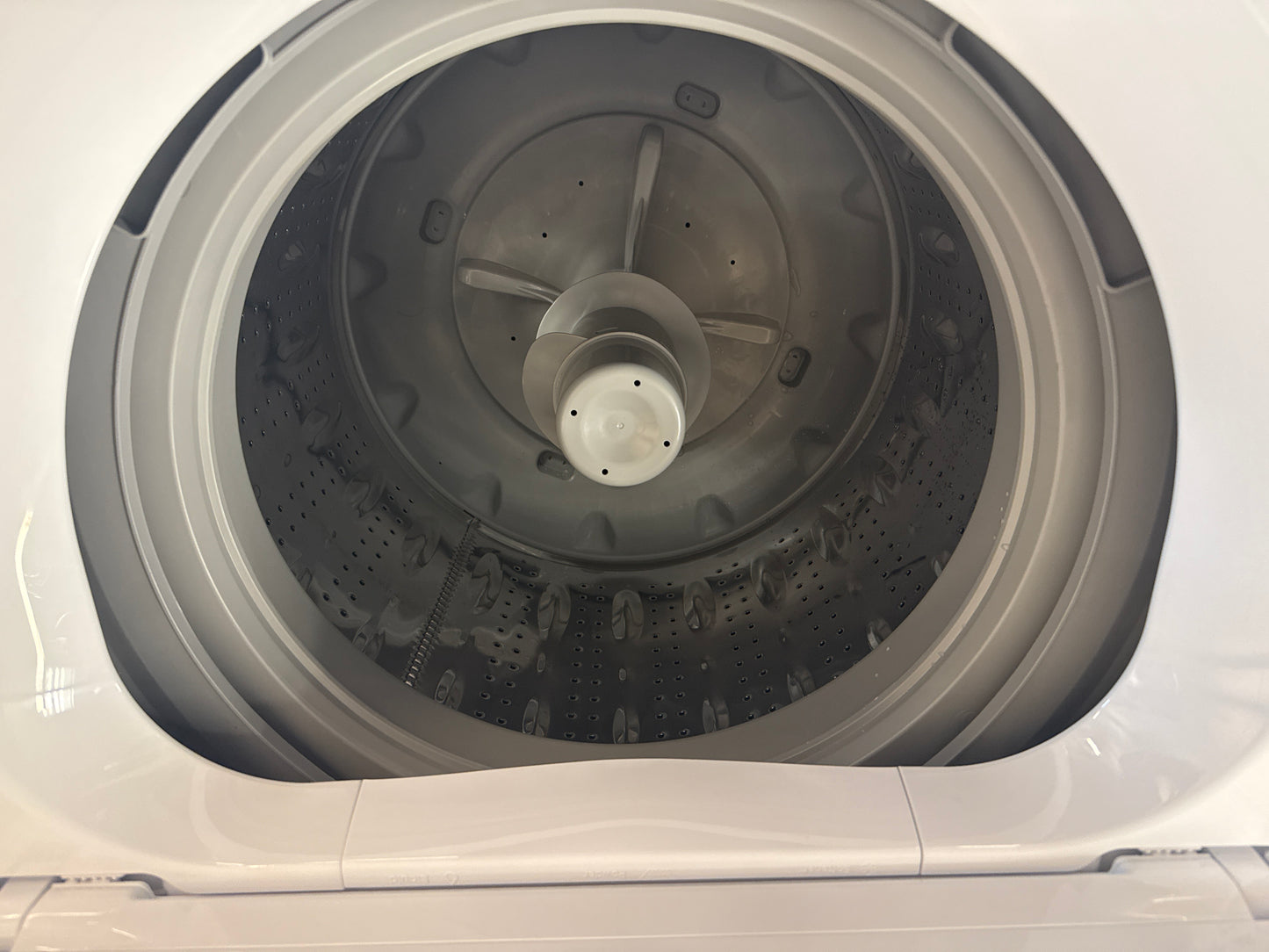 Laveuse à chargement vertical Midea blanche 4,7 pi³ en acier inoxydable MLV47R5BWW