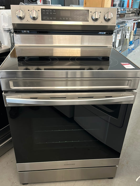 Cuisinière électrique autonome 6,3 pi³ 30 po de Samsung (NE63A6111SS) - Acier inoxydable