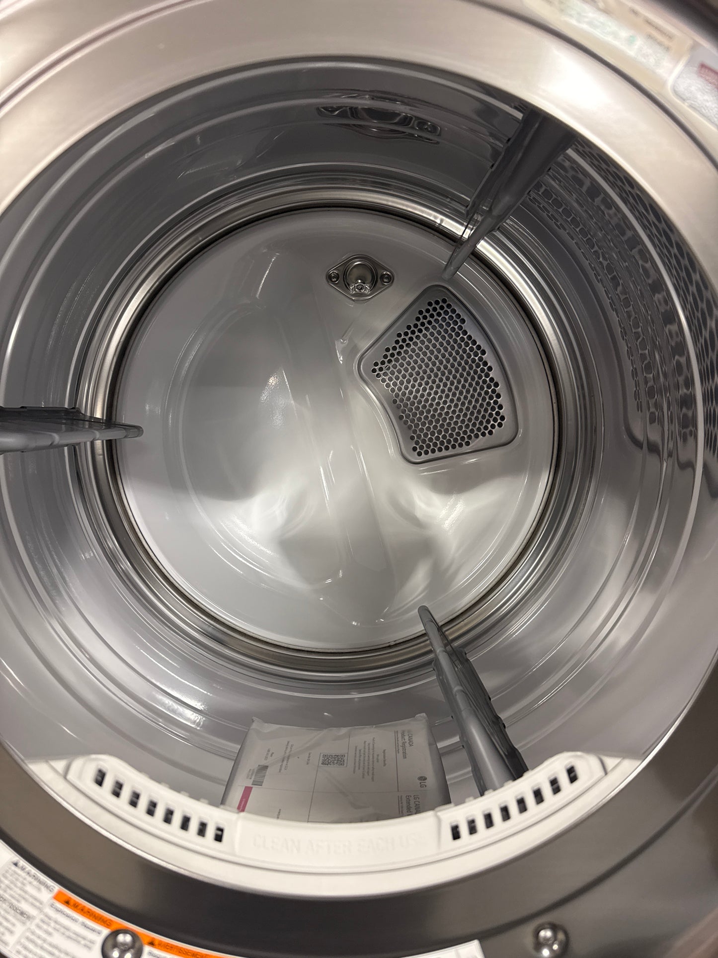 Laveuse à vapeur à chargement frontal WM5500HVA haute efficacité de 5,2 pi³ et sécheuse électrique DLEX5500V de 7,4 pi³ de LG - Acier graphite