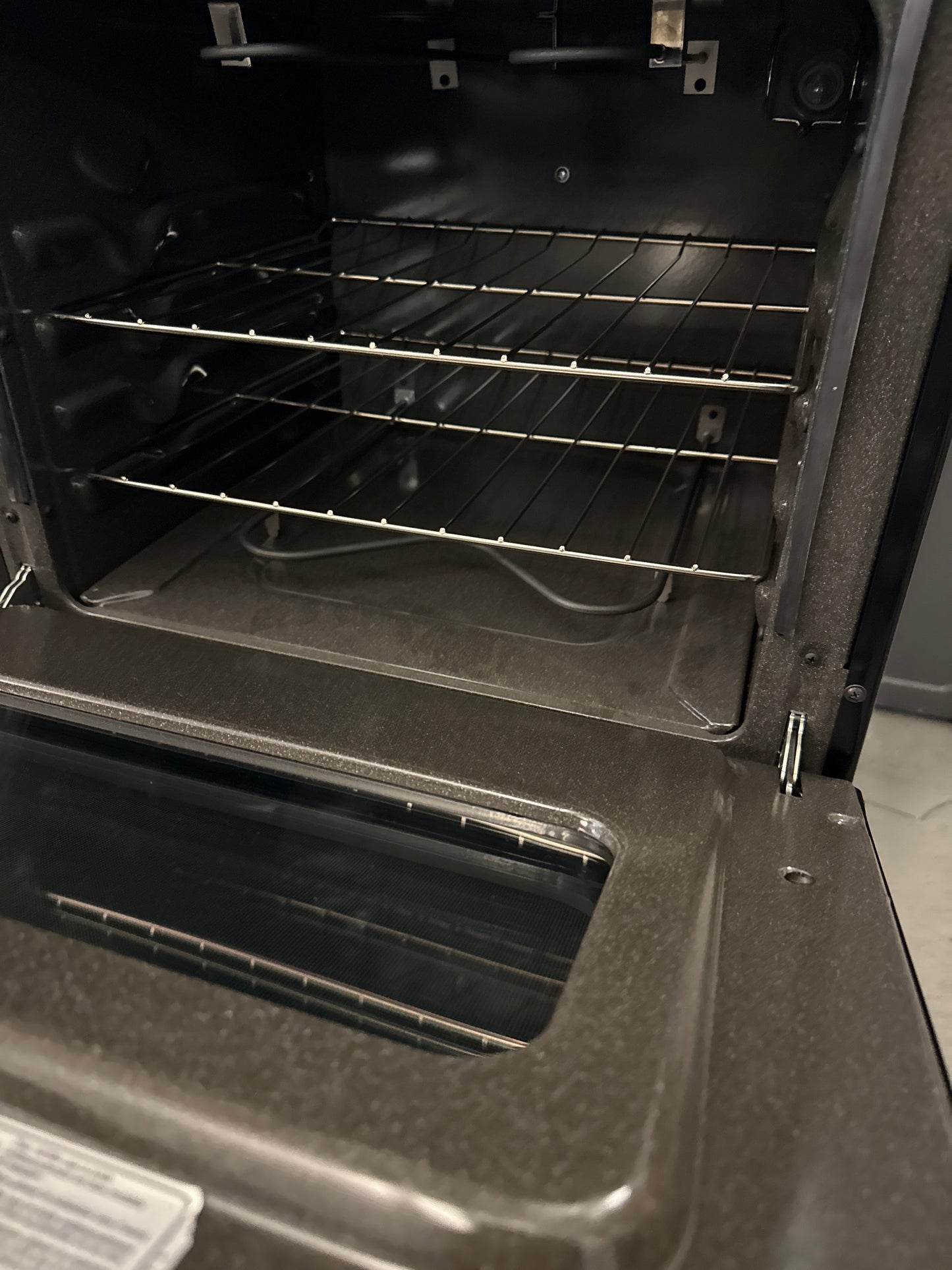 Cuisinière électrique autonome à surface lisse 3 pi³ 24 po de Whirlpool (YWFE50M4HS) - Inox