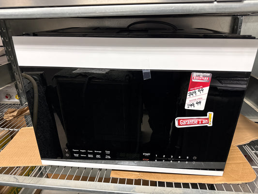 Four à micro-ondes à hotte intégrée de Frigidaire 24 POUCE - 1,4 pi³ - Blanc UMV1422UW