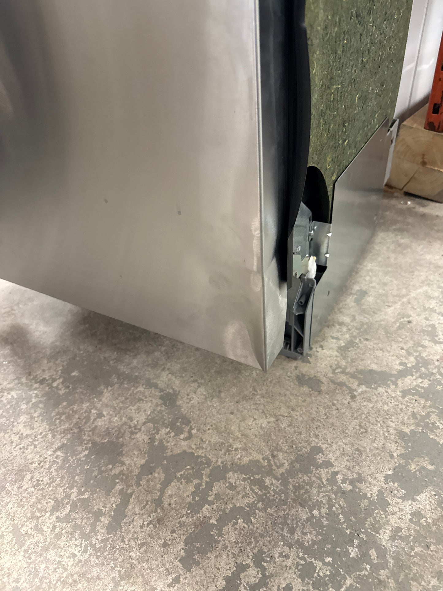 Lave-vaisselle encastrable 24 po 46 dB avec cuve en inox et troisième panier de Bosch (SHE53B75UC) - Inox