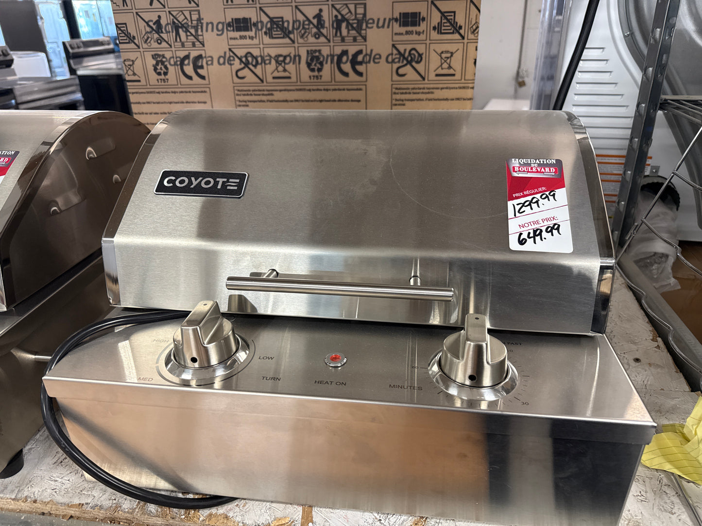 Gril électrique Coyote Outdoor Living portatif, surface de cuisson de 19 po C1EL120SM