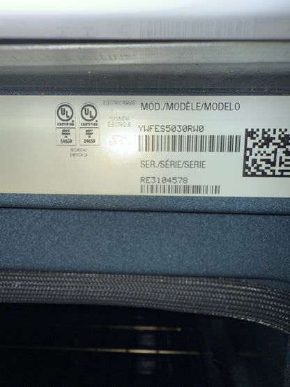 Cuisinière électrique autonome avec convection par ventilateur et friture à l'air chaud 5,3 pi³ 30 po de Whirlpool (YWFES5030RW) - Blanc