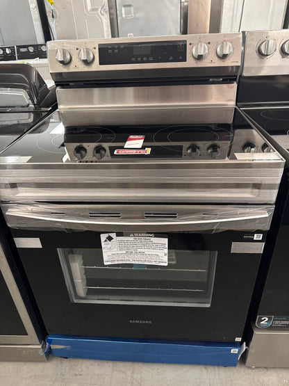 Cuisinière électrique autonome 6,3 pi³ 30 po de Samsung (NE63A6111SS) - Acier inoxydable
