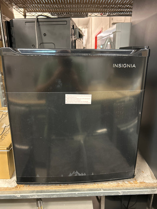 Réfrigérateur de bar compact autonome 1,7 pi³ d'Insignia (NS-CF17BK9) - Noir